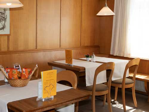 Gaststube zum Frontfenster hin.