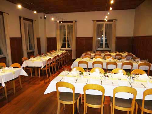 Festliche Querbestuhlung