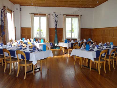 Festliche Tischorndnung im Saal
