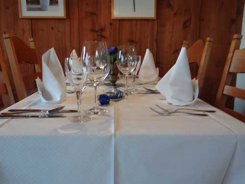 Hirschen-S&aunl;li festlich gedeckt